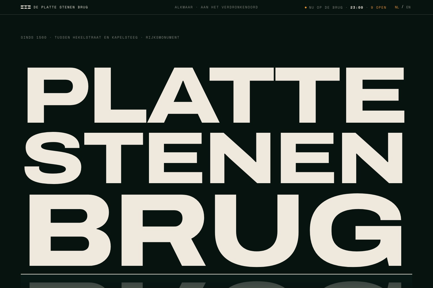 de entree bij nacht: platte stenen brug in kalk-kapitalen op water, de live klok op 23:00, negen open